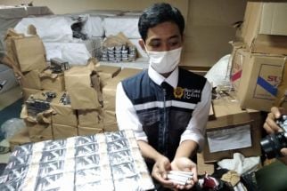 Petugas Bea Cukai Kudus Geledah Minibus, Temuannya Mencengangkan - JPNN.com Jateng