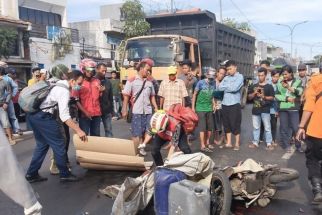 Brak! Pengendara Motor Tabrak Truk di Lampu Merah Jalan Kenjeran, Seketika Tewas - JPNN.com Jatim