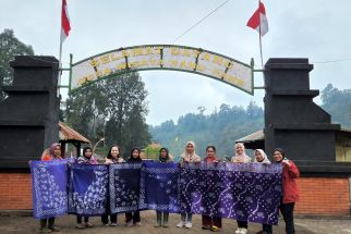 Warga Suku Tengger di Desa Ranupani Mulai Membuat Batik Khas - JPNN.com Jatim
