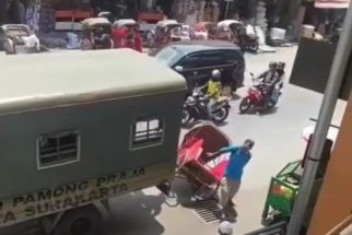 Viral, Tukang Becak di Solo Tertabrak Mobil Patroli Satpol PP, Begini Kronologinya - JPNN.com Jateng