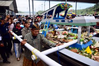 Nelayan di Sendang Biru Semringah, Bu Khofifah Pastikan Suplai BBM Aman - JPNN.com Jatim