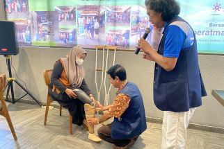 Puluhan Penyandang Disabilitas di Jatim Terima Bantuan Kaki Palsu - JPNN.com Jatim