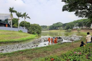 Pengemudi Hilang Kendali, Mobil Toyota Rush Terperosok ke Danau Citraland - JPNN.com Jatim