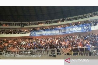Ribuan Suporter PSIS Datangi Stadion Semarang, Lihat Spanduk yang Dibentangkan - JPNN.com Jateng