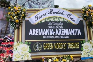 Bentuk Dukacita Tragedi Kanjuruhan, Bonek Green Nord’27 Tribune Kirim Karangan Bunga - JPNN.com Jatim