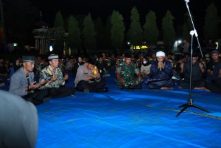 Polres Lampung Utara Menggelar Doa Bersama Tragedi Kanjuruhan  - JPNN.com Lampung