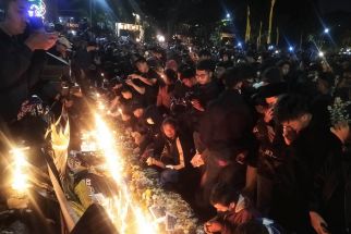 Ribuan Aremania Tabur Bunga di Alun-Alun Tugu Kota Malang, Gilang Ikut Kehilangan - JPNN.com Jatim