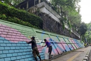 Anak Buah Yana Mulyana Bersihkan Tembok Sisa Aksi Vandalisme di Baksil - JPNN.com Jabar