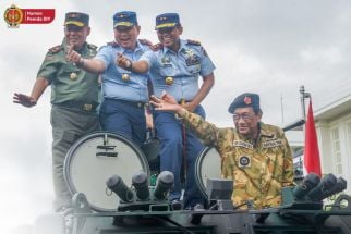 Naik Alutsista, Sultan HB X Ikut Kirab HUT ke-77 TNI di Malioboro - JPNN.com Jogja