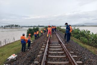 Sempat Tertahan 11 Jam, KA Bandung Tujuan Jateng dan Jatim Kembali Jalan - JPNN.com Jabar