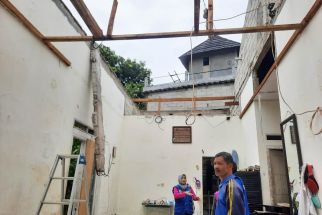 50 Rumah Warga Depok Porak-poranda Diterjang Puting Beliung - JPNN.com Jabar