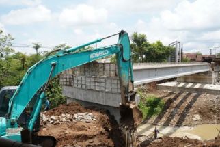 Pembangunan Jembatan Ngadi Molor, Pelaksana Proyek Kena Tegur Pemkab Kediri - JPNN.com Jatim