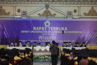 Ubhara Kukuhkan 956 Wisudawan, Lulusan Diminta Tak Puas Diri dengan Apa yang Diperoleh - JPNN.com Jatim