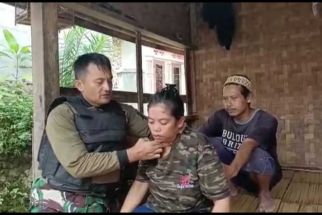 Keren! Anggota TNI Ini Obati Warga Strok Saat TMMD ke-115 di Rumpin Bogor - JPNN.com Jabar