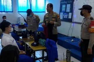 Polisi Bergerak ke Sekolah untuk Cari Barang Berbahaya Ini, Lihat yang Terjadi - JPNN.com Jakarta