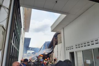 Api di Pabrik Tripleks Bandung Belum Padam, Diskar PB Terjunkan Alat Berat - JPNN.com Jabar