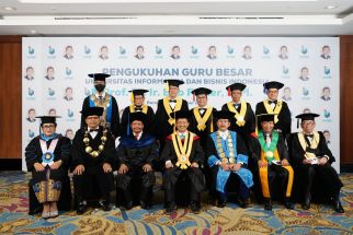 Dikukuhkan Jadi Guru Besar Unibi, Bob Foster Soroti Kualitas Pendidikan Indonesia - JPNN.com Jabar