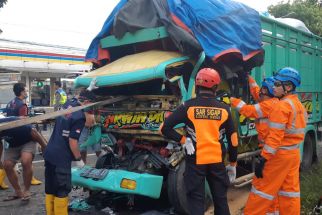 Tabrak Tronton yang Terparkir, Sopir Truk Asal Purworejo Terjepit - JPNN.com Jogja