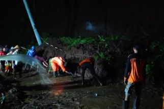 Jember Dilanda Banjir dan Longsor, Jembatan Putus Hingga Bangunan Sekolah Ambruk - JPNN.com Jatim