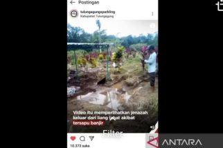 Viral, 3 Jenazah di Tulungagung Keluar Liang Lahat Hanyut Terbawa Arus Banjir - JPNN.com Jatim