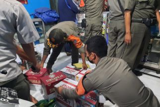 1.551 Botol Miras Diamankan Satpol PP Depok Dari Warung Nakal Berkedok Bengkel dan Rumah Makan - JPNN.com Jabar