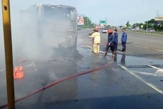 Diduga Korsleting Mesin, Bus Pariwisata Terbakar di Pintu Masuk Tol Menanggal - JPNN.com Jatim