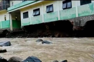 Gedung Sekolah Ponpes Tarbiyatus Sholihin Nyaris Ambruk Diterjang Banjir Bandang - JPNN.com Jatim