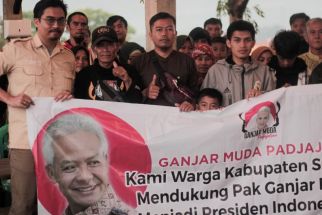 Sosialisasikan Ganjar Pranowo untuk Pilpres 2024, GMP Bagikan Ratusan Sembako di Sumedang - JPNN.com Jabar