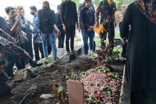 Kader AMS Bandung Antarkan Tokoh Sunda Tjetje Hidayat ke Pemakaman - JPNN.com Jabar