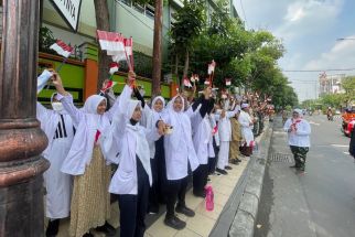Ratusan Siswa SMPN 3 Nyanyikan Lagu Kebangsaan di Trotoar Peringati Hari Pahlawan - JPNN.com Jatim