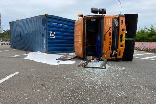 Diduga Kehilangan Kendali Truk Kontainer Terguling di Exit Tol Juanda - JPNN.com Jabar