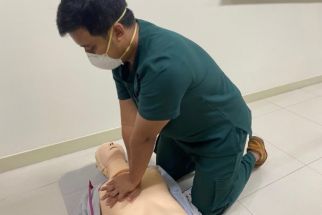 Panduan Pertolongan Pertama Orang Henti Napas, Dokter Spesialis Anestasi Ubaya Beber Caranya - JPNN.com Jatim