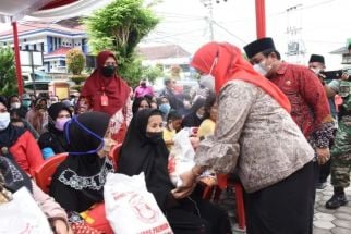 Pemkot Menyalurkan Bantuan Beras Kepada Masyarakat Terdampak Covid-19  - JPNN.com Lampung