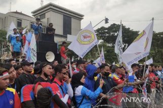 Ratusan Buruh Geruduk Kantor Gubernur Jawa Tengah, Tuntutannya Soal Ini - JPNN.com Jateng