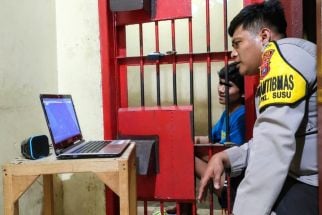 Piala Dunia 2022, Potret Personel Bhabinkamtibmas di Sumut Ajak Tahanan Nobar - JPNN.com Sumut