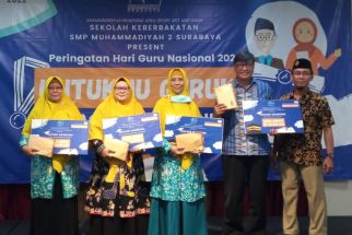 Mengabdi Puluhan Tahun, 4 Pengajar di SMP Muhammadiyah 2 Surabaya Dapat Hadiah Umrah - JPNN.com Jatim