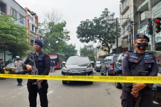 Polisi Bersenjata Lengkap Jaga Polsek Astanaanyar Seusai Diteror Bom Bunuh Diri - JPNN.com Jabar