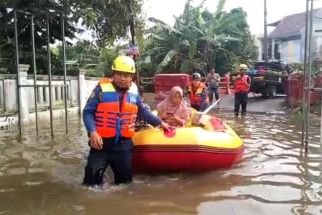 Damkar Depok Evakuasi Korban Banjir di Perum Tirta Mandala - JPNN.com Jabar