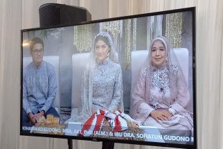 Lihat, Tampilan Erina Gudono Saat Pengajian, Anggun dengan Gamis Warna Perak - JPNN.com Jogja