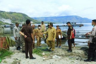 933 Keramba Jaring Apung dan Keramba Jaring Tancap Dibersihkan dari Danau Toba - JPNN.com Sumut