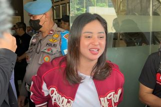 Datangi Polres Metro Depok, Dewi Perssik Temui Haters yang Menghinanya di Medsos - JPNN.com Jabar
