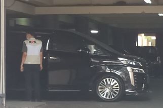  Selain Ruangan DPRD Jatim, KPK Juga Periksa Mobil Milik Sahat Simanjuntak - JPNN.com Jatim