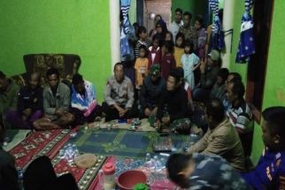 Iptu Zulkarnain Mengabarkan 9 ABK Nelayan yang Dihantam Ombak di Tanggamus, Begini Kondisinya  - JPNN.com Lampung
