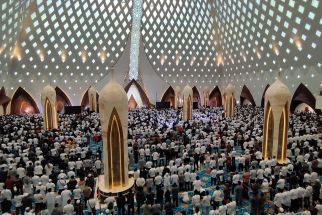 Ribuan Jemaah Ikuti Salat Jumat Pertama di Masjid Raya Al Jabbar - JPNN.com Jabar