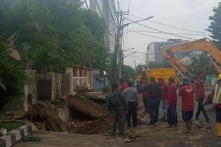 Jalan di Pakis Argosari Ambles, Pemkot Surabaya Buat Jembatan Darurat - JPNN.com Jatim