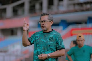 Aji Santoso Sempat Berpikir Keras Sebelum Melawan Bhayangkara FC  - JPNN.com Jatim
