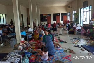 Cuaca Buruk, Ratusan Calon Penumpang Tujuan Kepulauan Sumenep Tertahan - JPNN.com Jatim