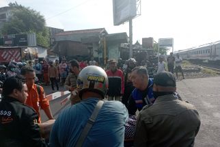Terobos Palang Pintu, Mbah Wono Pendarahan di Kepala Terserempet Kereta, Ya Ampun - JPNN.com Jatim