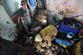 Hangus Terbakar, Gudang Penyimpanan Ikan di Pelabuhan Prigi Rugi 80 Juta - JPNN.com Jatim