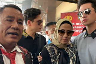 Venna Melinda Didampingi Hotman Paris dan 2 Anaknya di Polda Jatim - JPNN.com Jatim